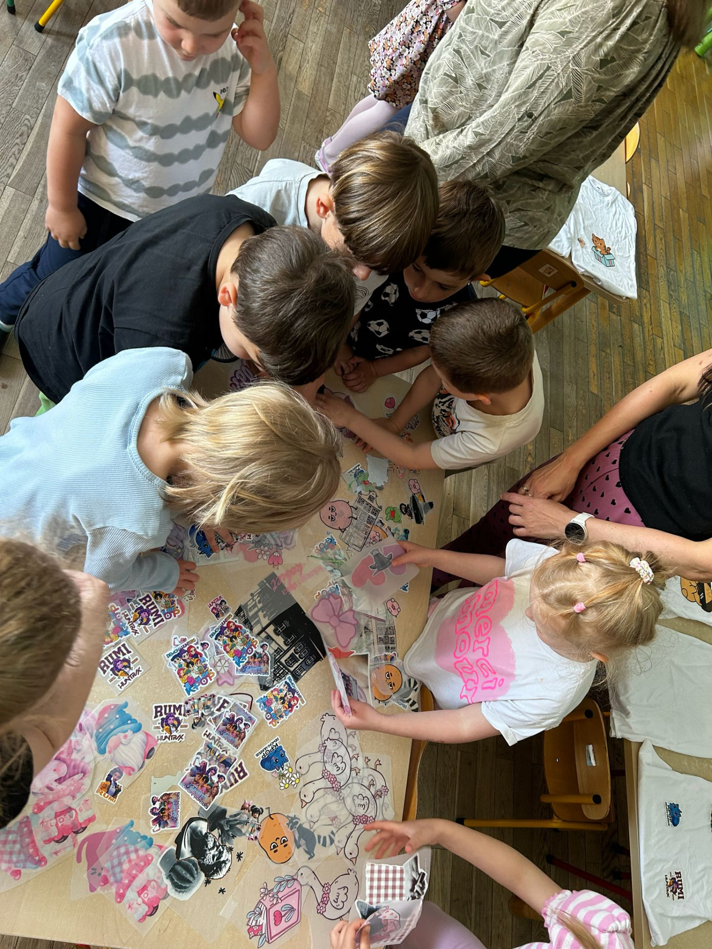 Dzieci wybierają nadruki podczas warsztatów YouseeMe